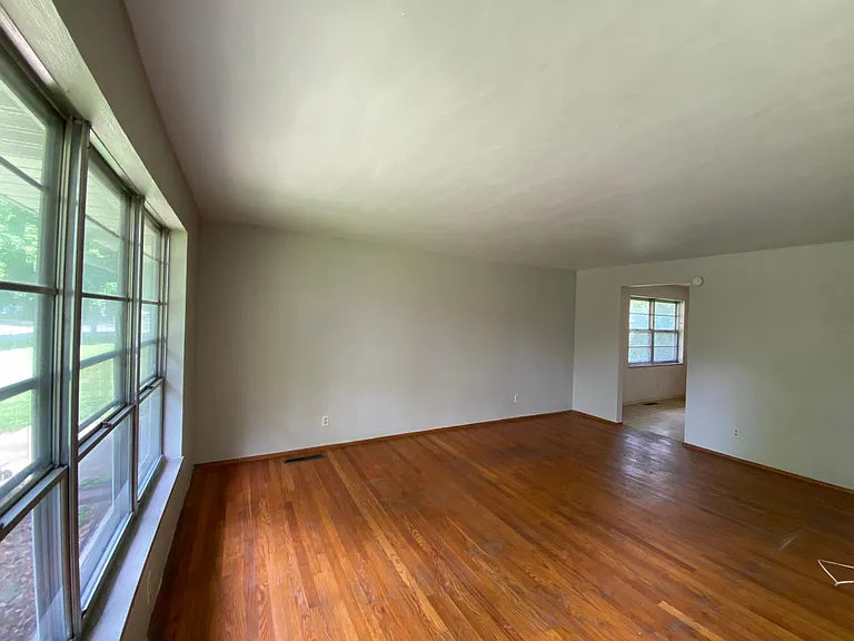 16 Queensway Dr — Photo 3