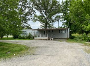 710 W 12th St, Flora, IL 62839