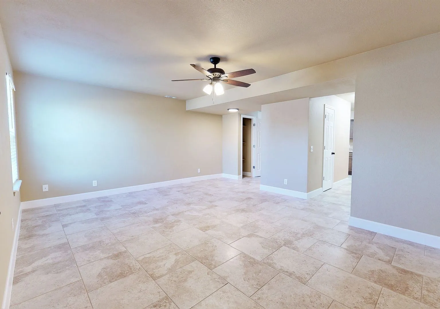 Spacious 2 Bedroom 1.5 Bath with Privacy Fenced Backyard — Photo 4