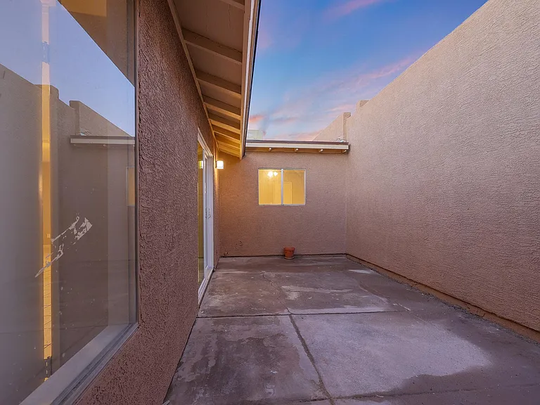 2611 E Maryland Dr — Photo 23