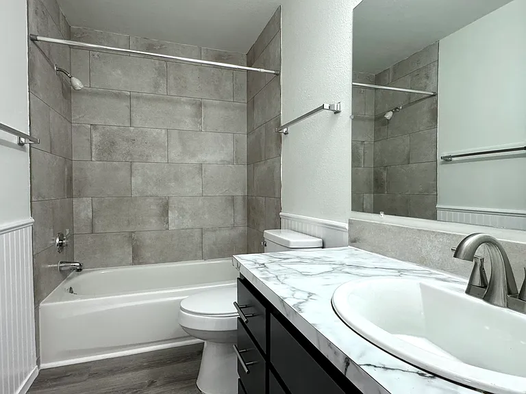 2405 Howard Ave #4 — Photo 11
