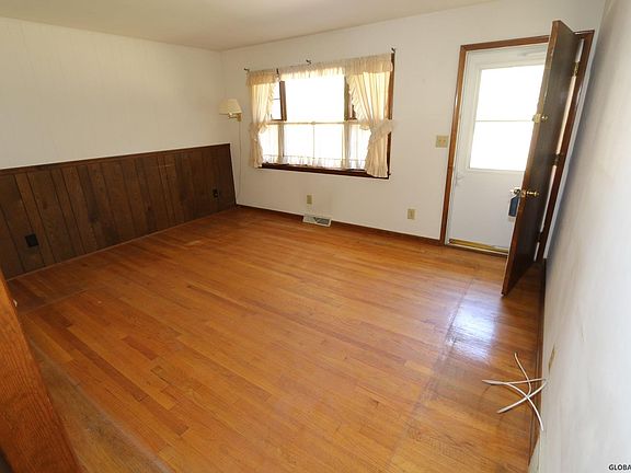 5th image of 96 Berkley Square Ext