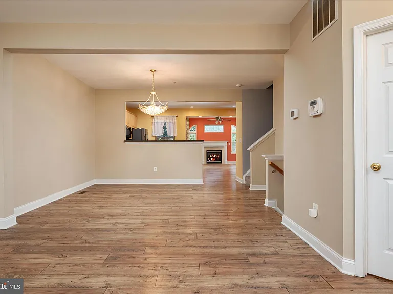 824 Stonehurst Ct — Photo 5
