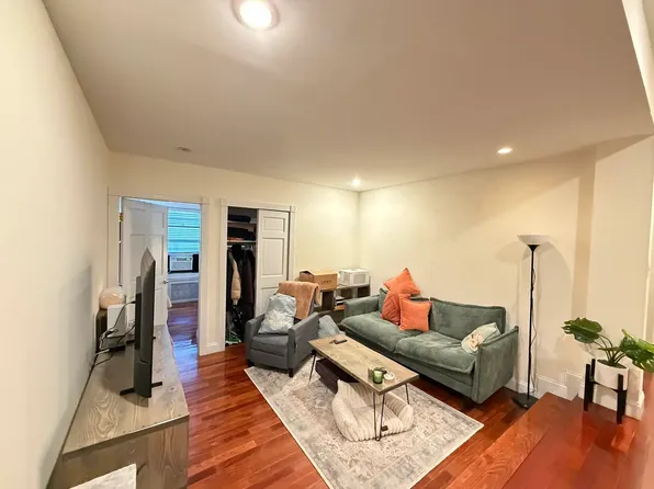 310 E 74th St #2S, New York, NY 10021