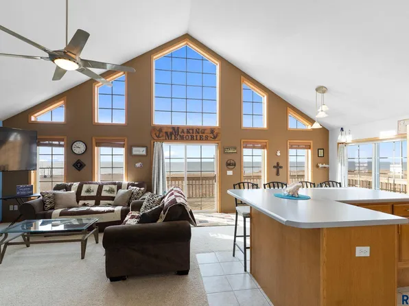 2041 Twin Lakes Rd, Lake Preston, SD 57249