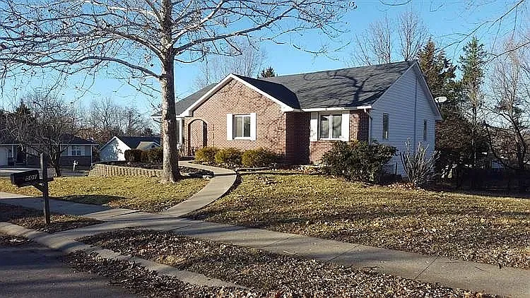 4 bed, 2.5 bath, 2500 sqft, $2,700 — Photo 1