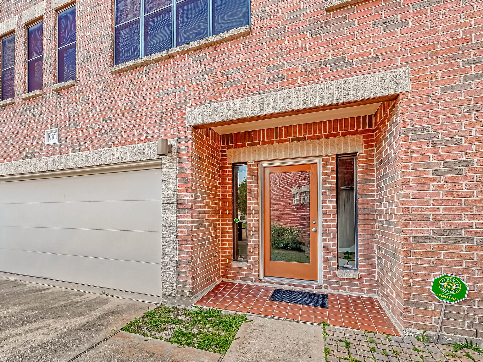 3 beds/ 2 bath townhome — Photo 3