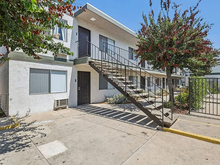 Valle at 9209 Kenwood — Photo 18