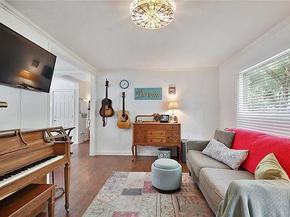4th image of 11212 Applewood Dr