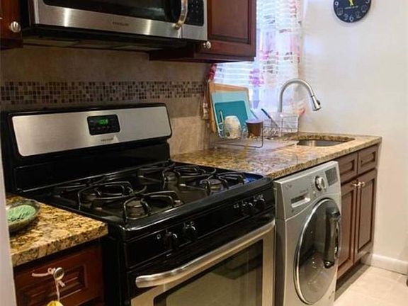 4th image of 3715 Utopia Pkwy #190