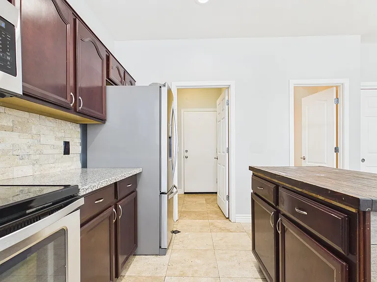 17648 W Lisbon Ln — Photo 6