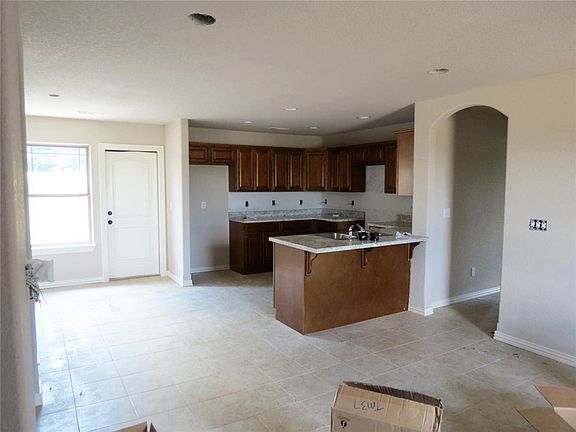 4th image of 881 Crawford Ln