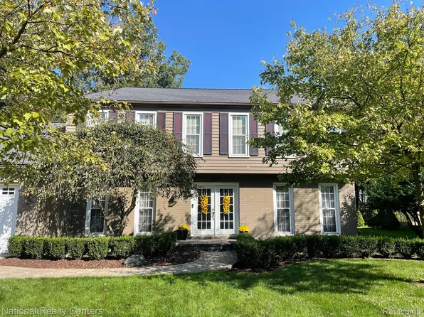 886 Aspen Dr, Rochester, MI 48307