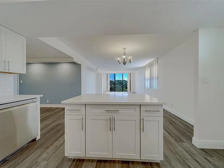 100 Oakmont Ln #504 — Photo 10