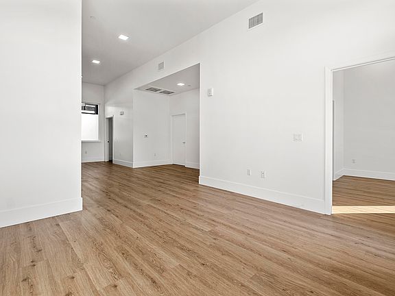 4th image of 1545 32nd St #210