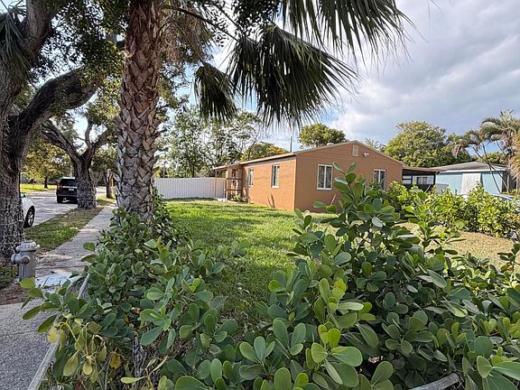 3rd image of 1017 Hampton Road