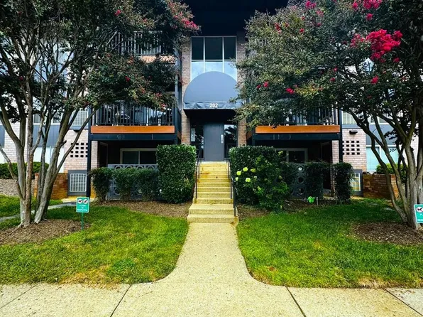 202 Park Terrace Ct SE APT 21, Vienna, VA 22180