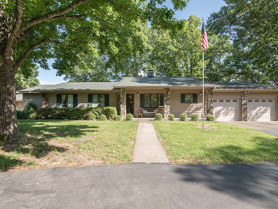 One story lakefront living!