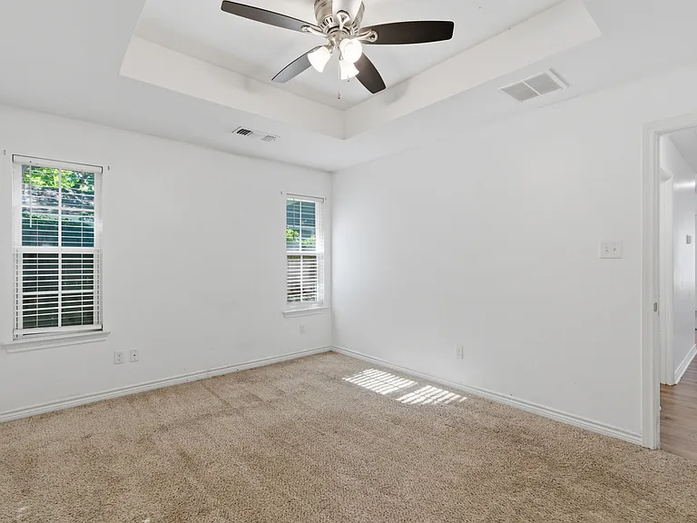 521 E Sears St — Photo 5