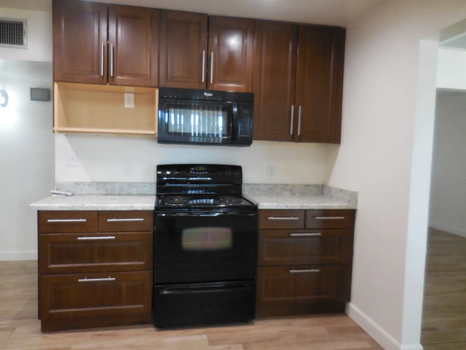 3 bed, 1274 sqft, $2,100 — Photo 2