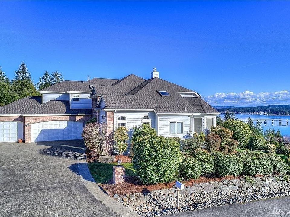 Unobstructed panoramic views in quiet cul-de-sac.