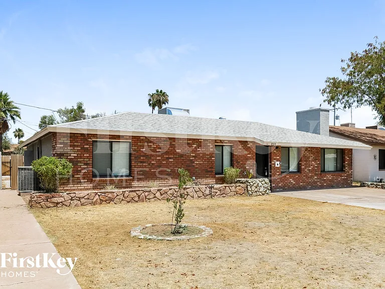 806 E El Caminito Dr — Photo 2