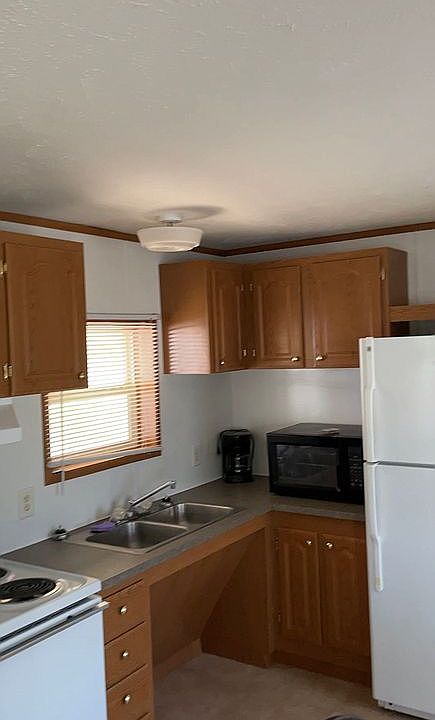 2nd image of 208 E Pecos St