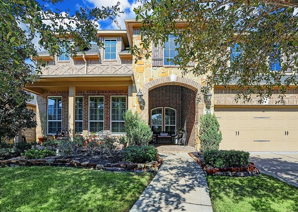 Located in the master planned community of Cross Creek is the Trendmaker built home with full covered front patio.