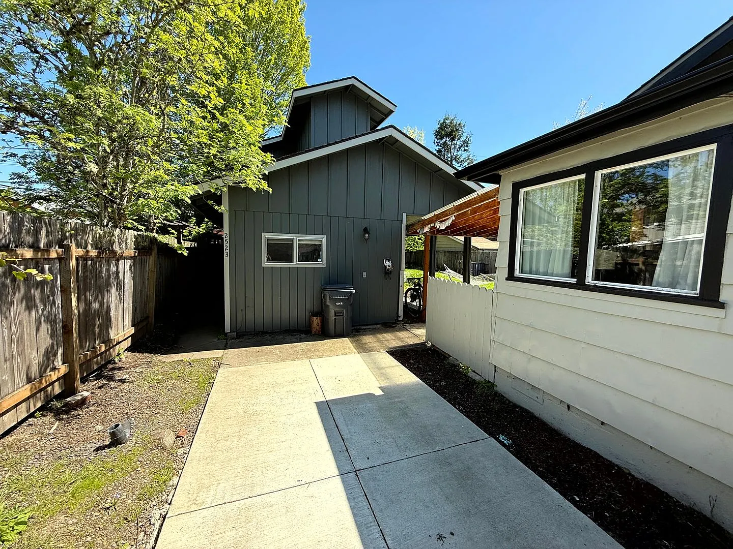 4 Bedroom Duplex Close to U of O Campus — Photo 1