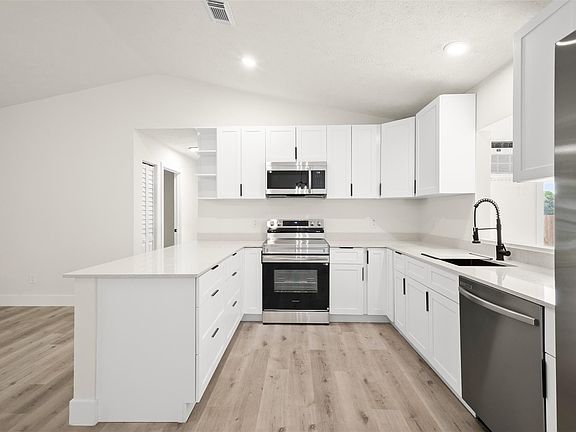 3rd image of 461 SW Meadow Terrace