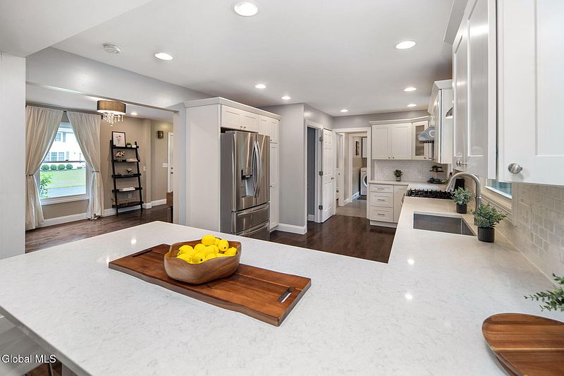 4th image of 58 Middlesex Drive