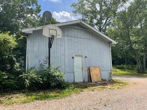 3rd image of 215 Mill Ln