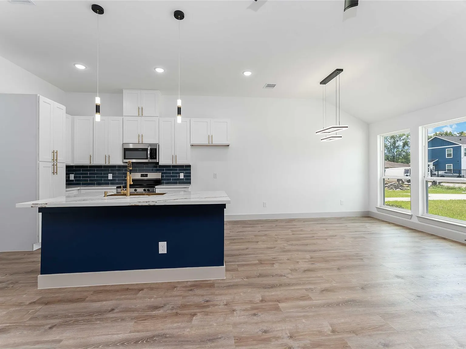 3 bed, 2.0 bath, 1220 sqft, $1,850 — Photo 3