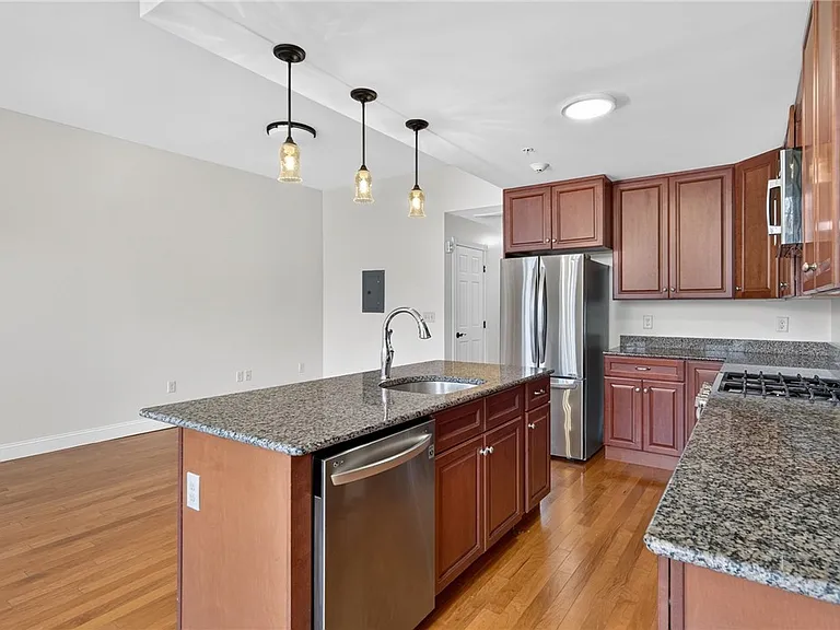 224 E State St — Photo 32