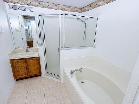 5th image of 818 Carrousel Ln