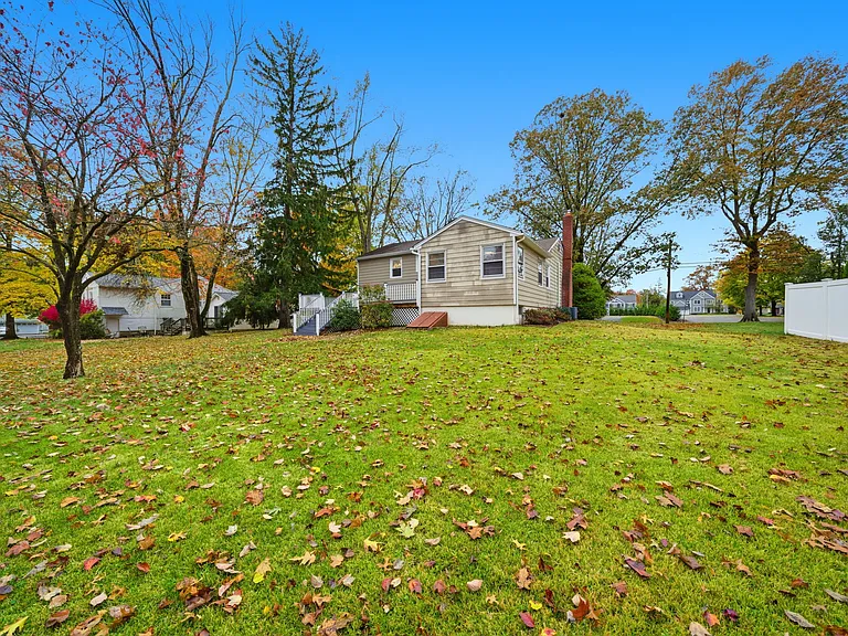 10 Lloyd Ave — Photo 41