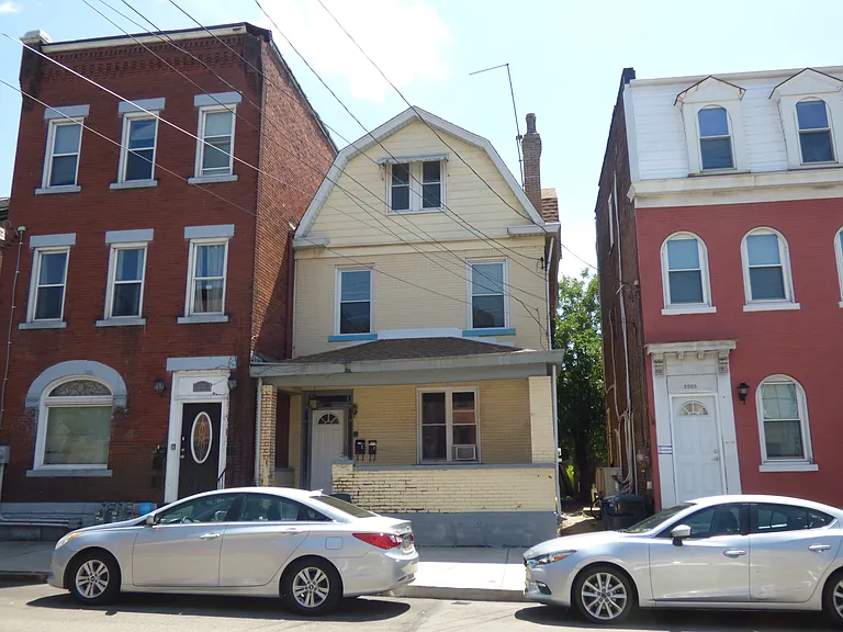 2010 Sarah St #2 — Photo 1