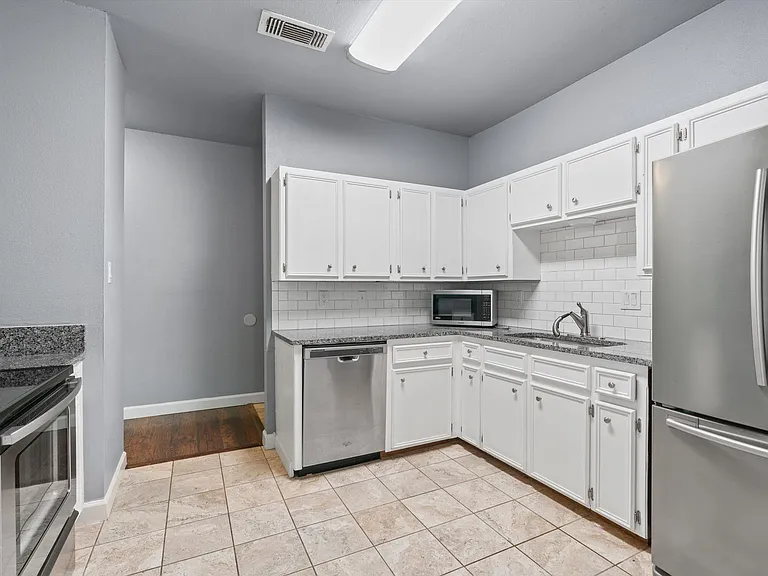 2414 Longview St #303 — Photo 13
