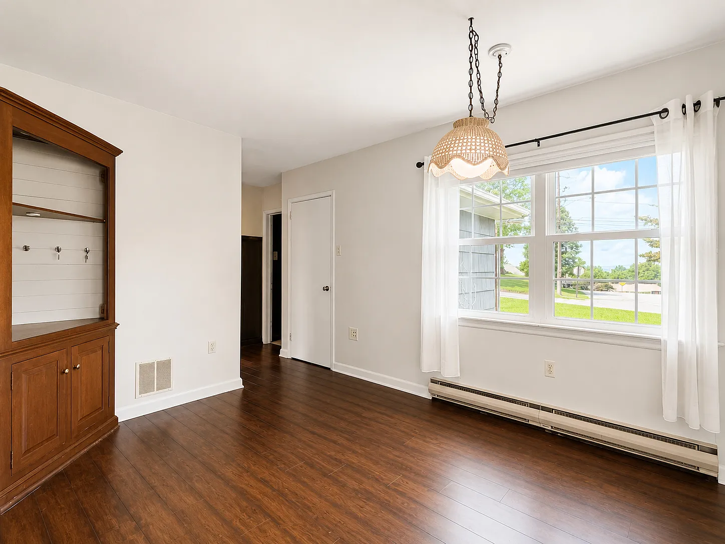 4 bed, 2752 sqft, $1,995 — Photo 4