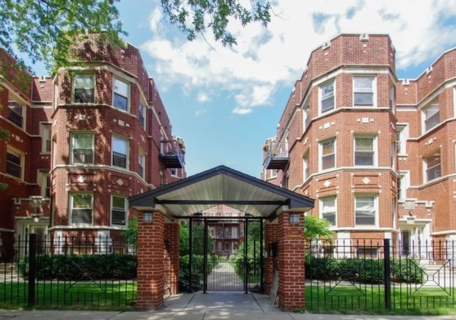 Beautiful 2 Bed / 2 Bath Apartment in Rogers Park available now! — Photo 1
