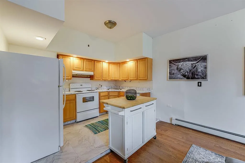 4 bed, 2000 sqft, $8,000 — Photo 2
