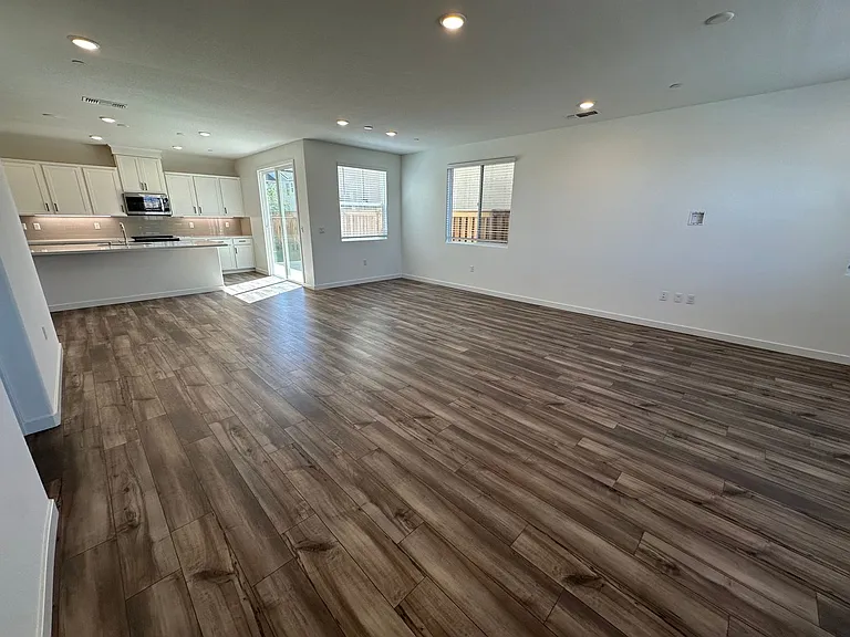 1578 N Central Pkwy — Photo 3