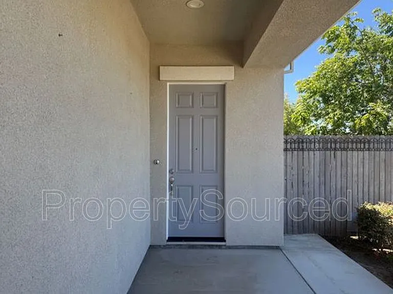 1428 Nascimento St — Photo 2