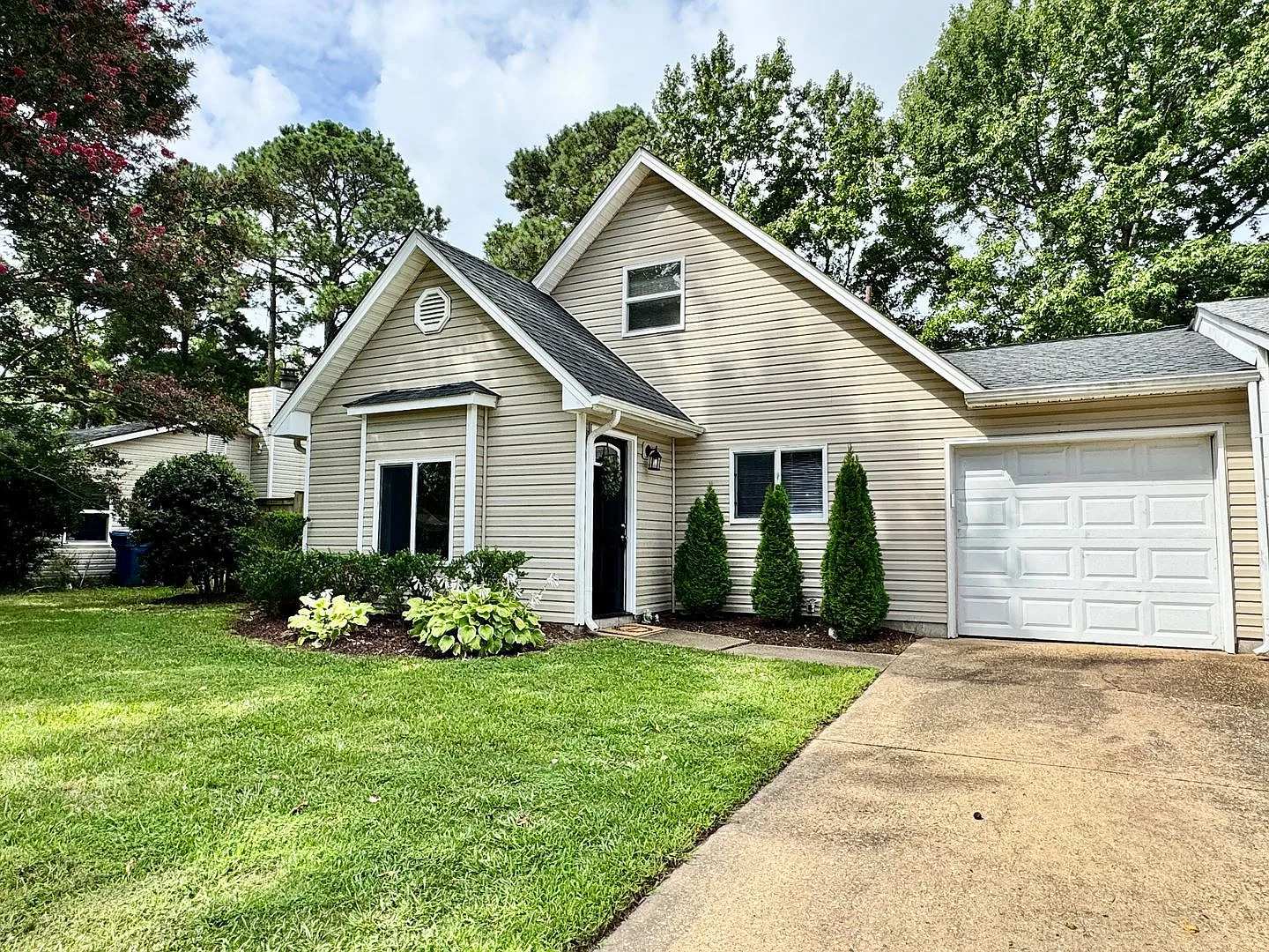 Completely Updated & Ready NOW!! 1-Car Attached Garage, Pet Friendly, Fenced Yard! Community Park — Photo 1