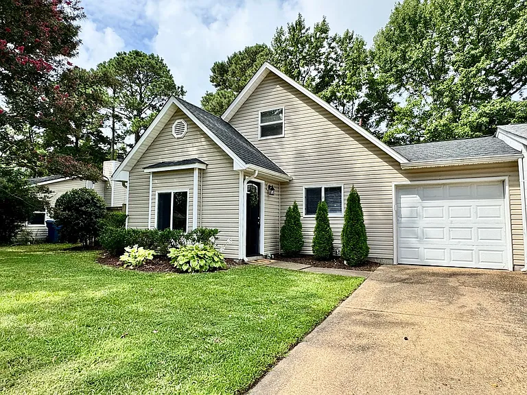 1423 Goldfinch Ln — Photo 1