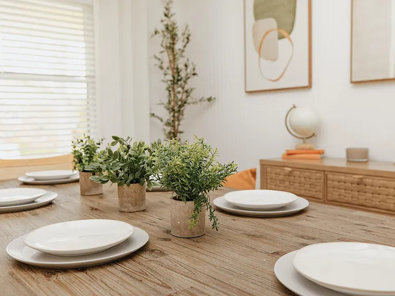 Dining Room w/ 6 seats & 3 barstools