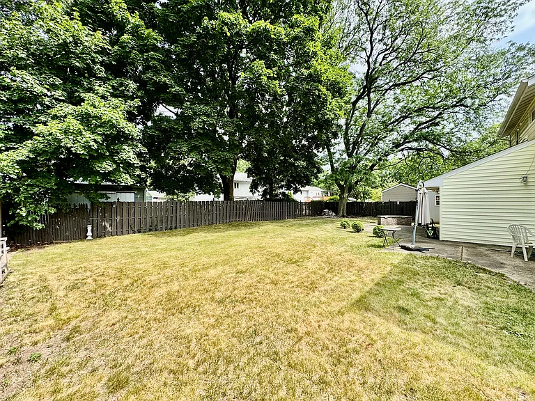 29 Waverly Dr W — Photo 17