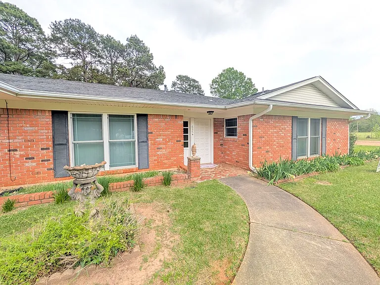 635 Summit Dr — Photo 1