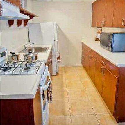 SPACIOUS KITCHEN