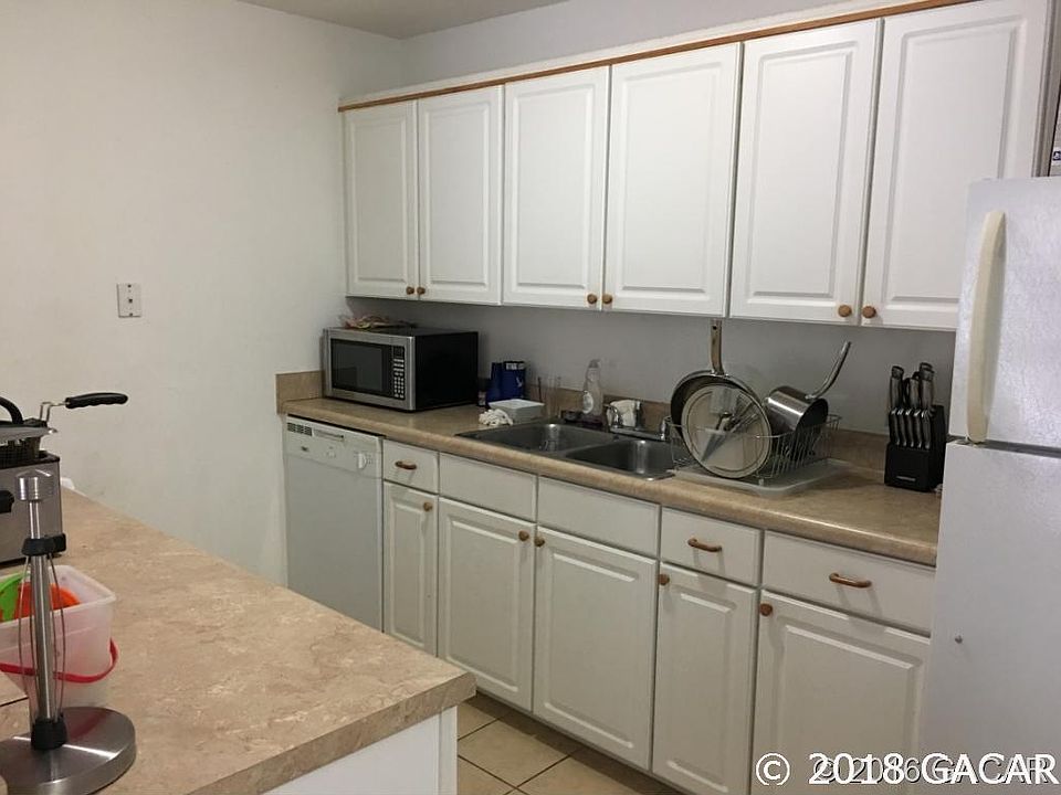 2nd image of 1035 SW 9th St APT F21